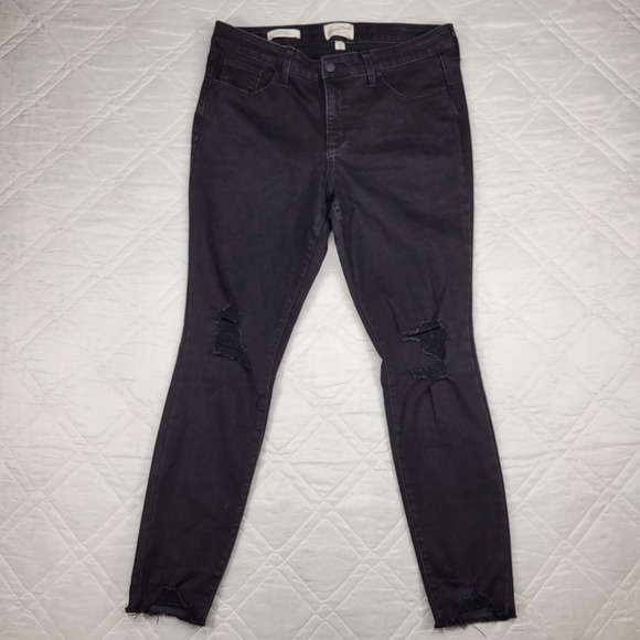 Universal Thread Denim - Universal Thread Mid Rise Skinny black distressed jeans size 12/31R‎